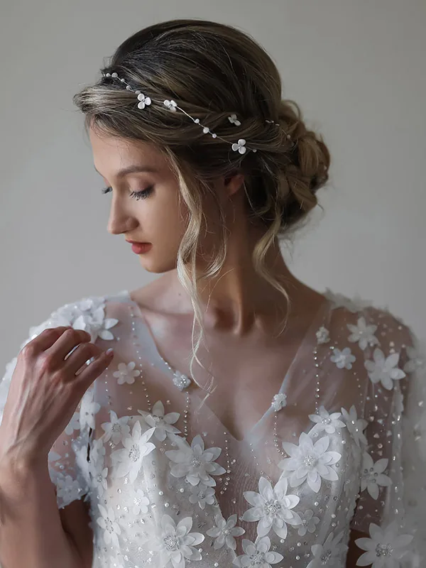 Sposa con copricapo floreale e collana di perle a Torino