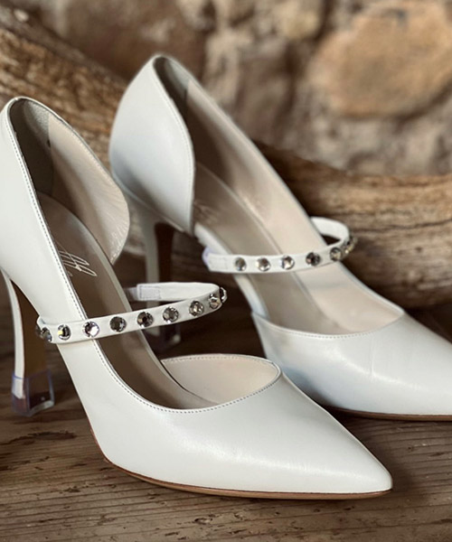 Décolleté bianche a punta con cinturino di cristalli alla caviglia — Tulle Calzature, Torino