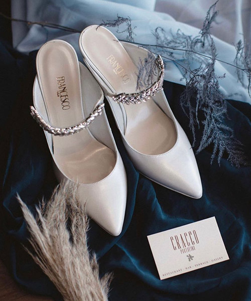Décolleté da sposa bianche a punta con cinturino gioiello e tacco a spillo — Tulle Calzature, Torino