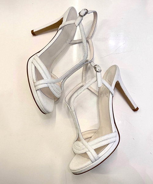 Sandalo da sposa bianco con listini incrociati e tacco a spillo — Tulle Calzature, Torino
