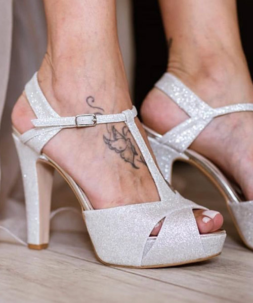 Sandalo glitter argento con plateau e cinturino a T, indossato — Tulle Calzature, Torino
