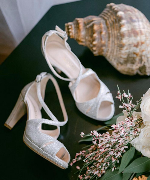 Sandalo bianco peep-toe con cinturino alla caviglia e tacco largo — Tulle Calzature, Torino