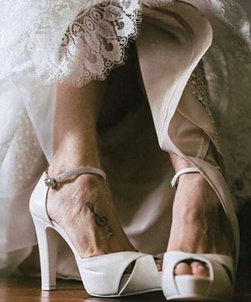 Sandalo bianco con plateau e punta aperta, indossato sotto l’abito da sposa — Tulle Calzature, Torino