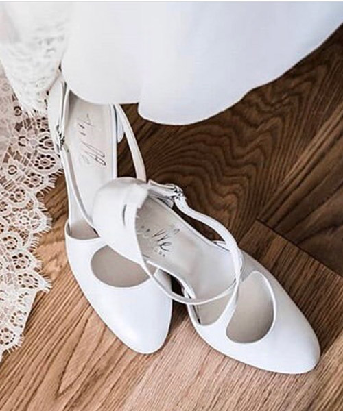 Scarpe da sposa bianche chiuse con listini a T e tacco medio — Tulle Calzature, Torino
