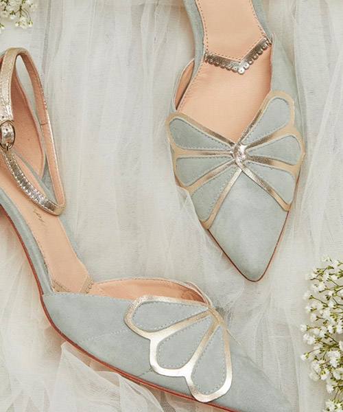 Décolleté azzurro polvere con dettaglio a farfalla dorato — Tulle Calzature, Torino