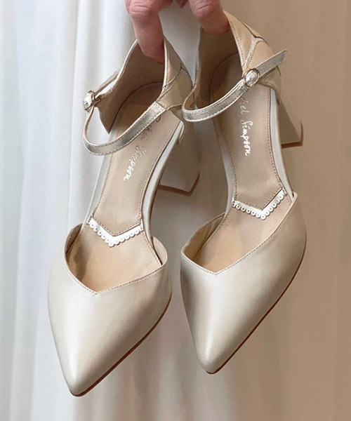 Décolleté avorio a punta con cinturino e tacco basso — Tulle Calzature, Torino