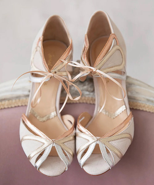 Sandali avorio con fiocco e listini, tacco medio — Tulle Calzature, Torino