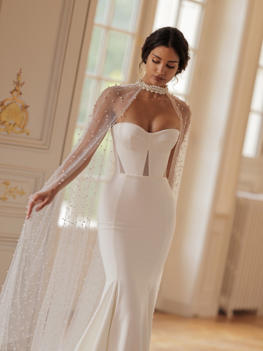 Sposa con mantella di perle e collana di perle: accessori da sposa a Torino