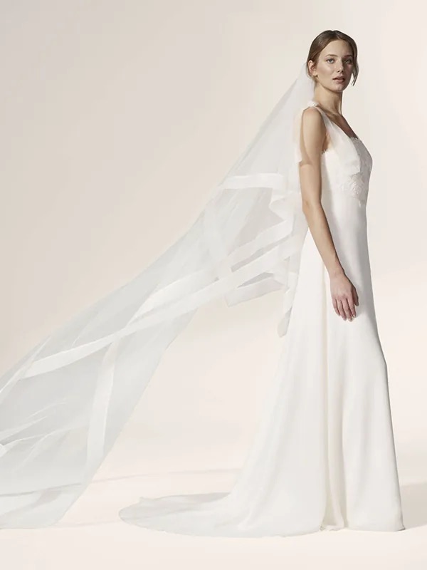 Velo lungo da sposa in tulle, spazio Tulle Calzature a Torino