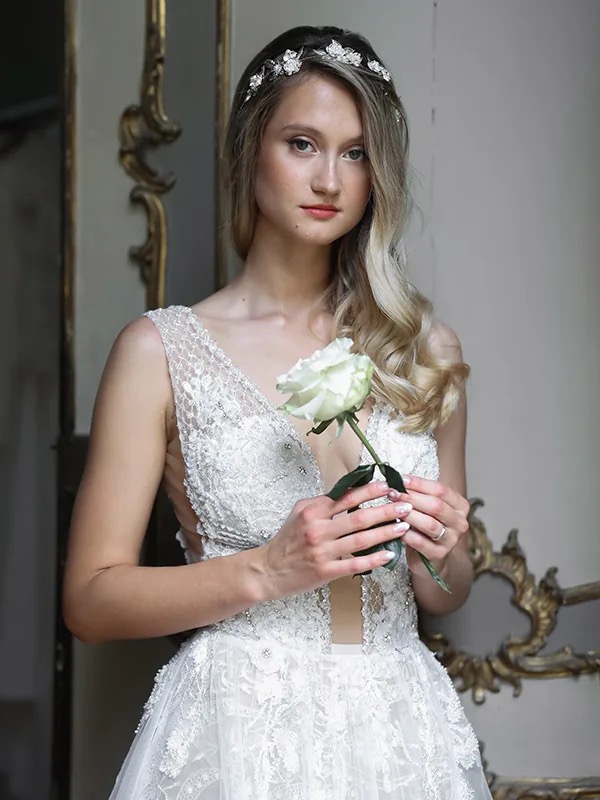 Cerchietto di cristallo tra i capelli della sposa, copricapo elegante
